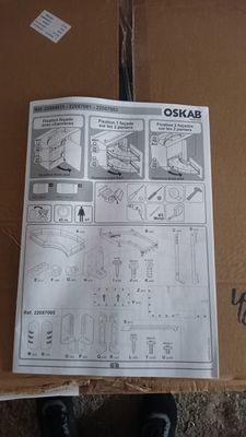 une photo d'une personne tenant une boîte sur laquelle figurent des instructions