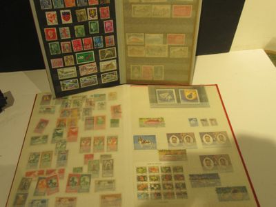 un livre avec des timbres, posé sur une table