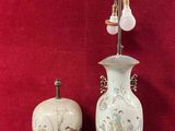 deux vases posés l'un à côté de l'autre sur une table