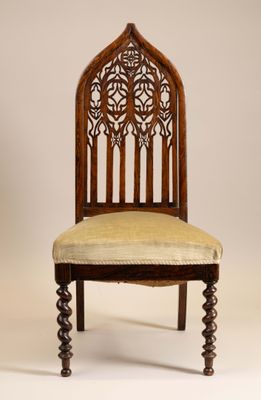 une image représentant une chaise avec un dossier en bois et une assise beige