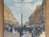 Le livre est posé sur une table en bois près d'un mur.