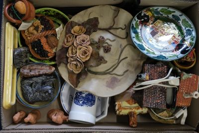 une boîte remplie de produits alimentaires et de plats variés