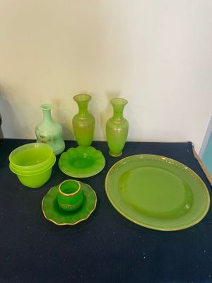 une table sur laquelle sont posés tout un tas d'assiettes et de bols verts