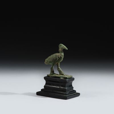 une image représentant une statue en bronze d'un oiseau posée sur un socle