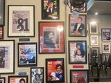 un mur recouvert de photos encadrées et d'affiches