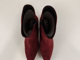 des chaussures bordeaux à bout pointu posées sur une surface blanche
