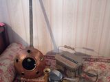 un lit recouvert d'un couvre-lit, sur lequel est posée une lampe