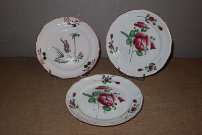 trois assiettes ornées de fleurs posées sur une table