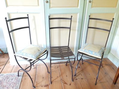 deux chaises assises l'une à côté de l'autre sur un plancher en bois