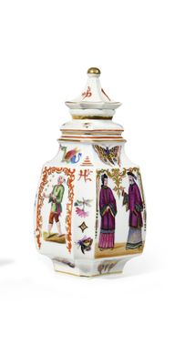 deux vases posés côte à côte sur une surface blanche