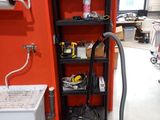 une image représentant une pièce dans laquelle se trouve un aspirateur