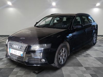 une image d'une audi noire garée dans un garage