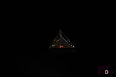 l'image d'un objet en forme de triangle s'illumine dans l'obscurité