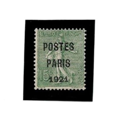 Le timbre est vert et noir et représente un homme tenant une raquette de tennis.