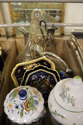 de nombreux types de vaisselle exposés dans une vitrine