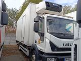 deux camions garés l'un à côté de l'autre sur le bord de la route