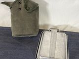 une boîte à repas et un sac-repas posés sur un lit