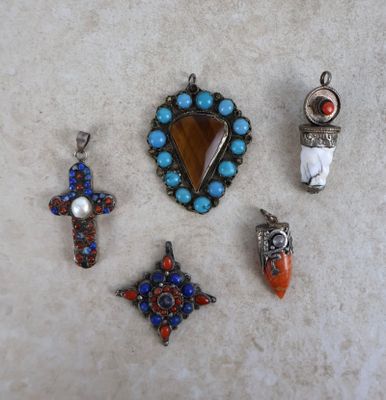 plusieurs bijoux différents posés sur une surface blanche