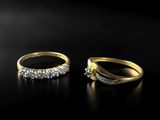 deux bagues en or serties de diamants sur fond noir