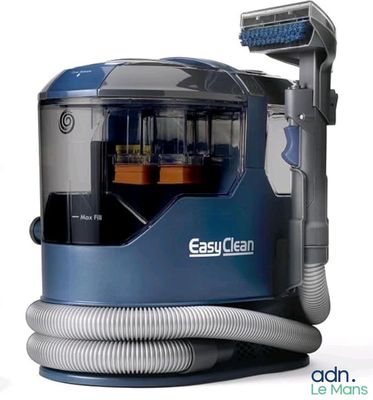 un aspirateur bleu et argent muni d'un tuyau