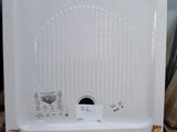 un grille-pain blanc posé sur une palette en bois