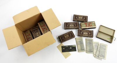 une boîte en carton remplie de timbres et tout un tas d'autres timbres