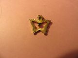une petite broche en or sur la poitrine d'une femme