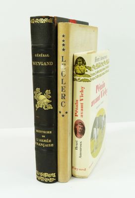 deux livres posés l'un sur l'autre sur une table