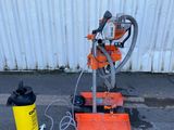 une machine posée au sol à côté d'une borne d'incendie