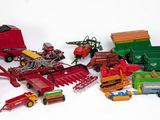 de nombreux jouets représentant des machines agricoles, disposés sur une surface blanche