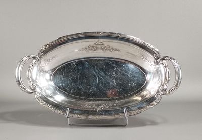 un plateau en argent avec un miroir au milieu