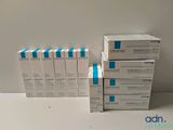 une pile de quatre boîtes posées les unes à côté des autres sur une table