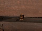 a small piece of wood with a handle on top of it