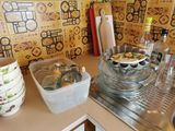 un bol de nourriture posé sur un plan de travail dans une cuisine