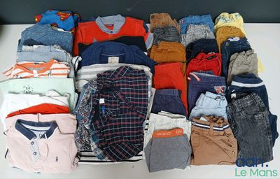une pile de vêtements posée sur une table blanche