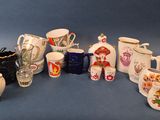 de nombreux types de tasses à café et de mugs sur la table