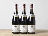 trois bouteilles de vin posées sur une table en bois