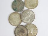 six types de pièces différents posés sur une surface blanche