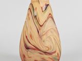 un petit vase orné d'un motif en spirale