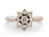 gros plan d'une bague en diamant sur fond blanc