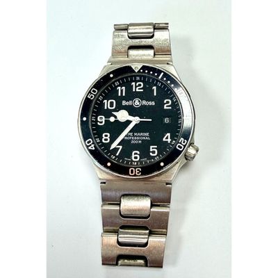 une montre en argent avec un cadran noir et des chiffres dessus