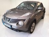 une Nissan Juke argentée garée dans une pièce blanche