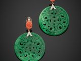 une paire de boucles d'oreilles en jade et en corail sculptés