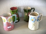 trois vases posés sur une table