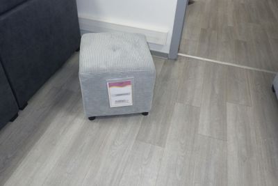 un petit pouf posé à même le sol dans un salon