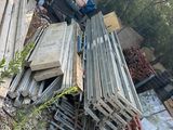 un tas de bois posé par terre à côté d'un tas d'ordures