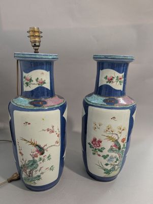 paire de vases bleus et blancs ornés d'oiseaux et de fleurs