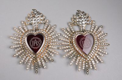 deux paires de boucles d'oreilles ornées d'un cœur et d'une couronne