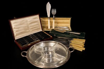 un plateau en argent contenant un couteau, une fourchette et des cuillères