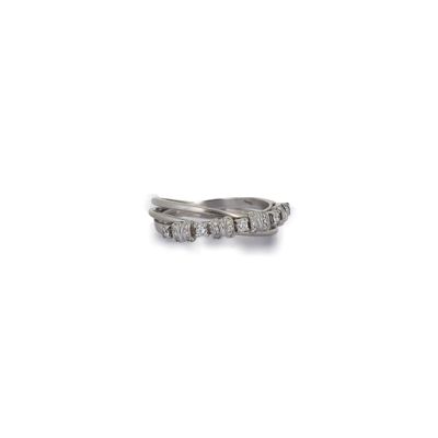 gros plan d'une bague en diamant sur fond blanc